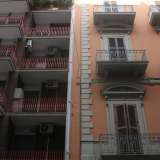 Foto 10. Siamo ora in via Davanzati, dove ci ritroviamo davanti a un altro condominio kitsch creato con mattonelle scure e ringhiere dei balconi rosse, costellato da numerosi condizionatori, adiacente a un grazioso edificio antico color salmone con raffinati timpani arrotondati 